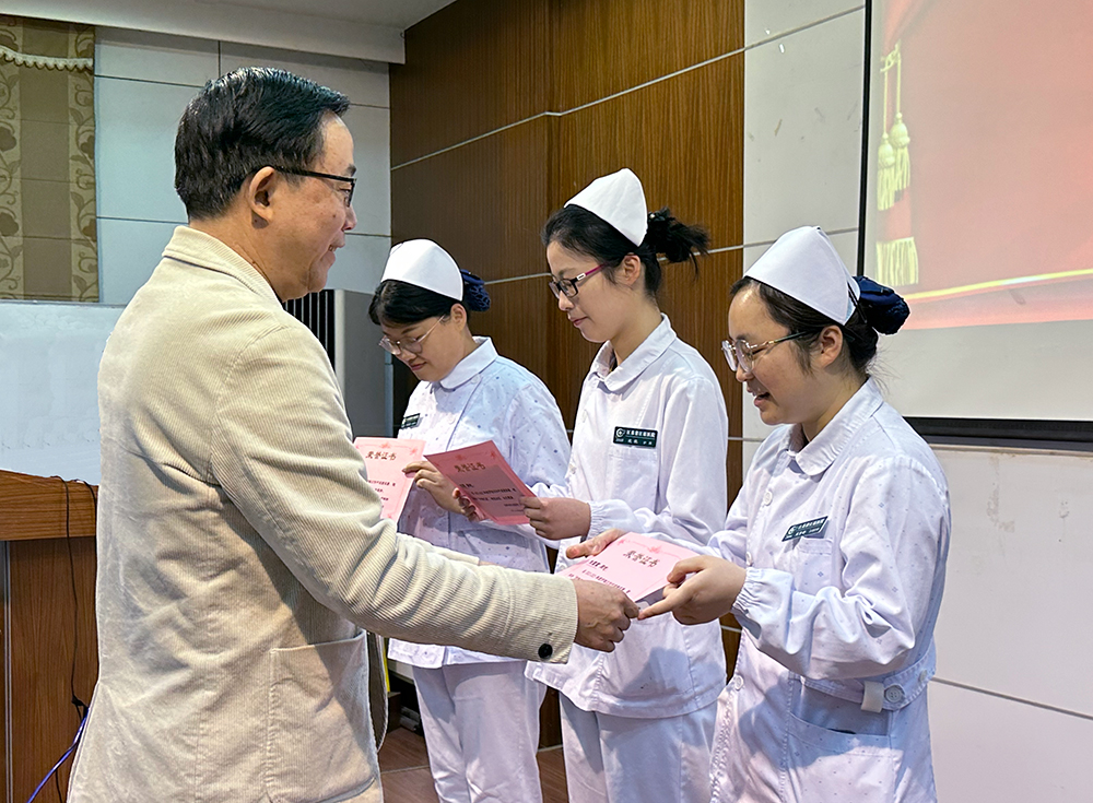 點(diǎn)一盞燈、照一束光，我所“三聚焦”學(xué)習(xí)推動護(hù)理天使醫(yī)心向黨